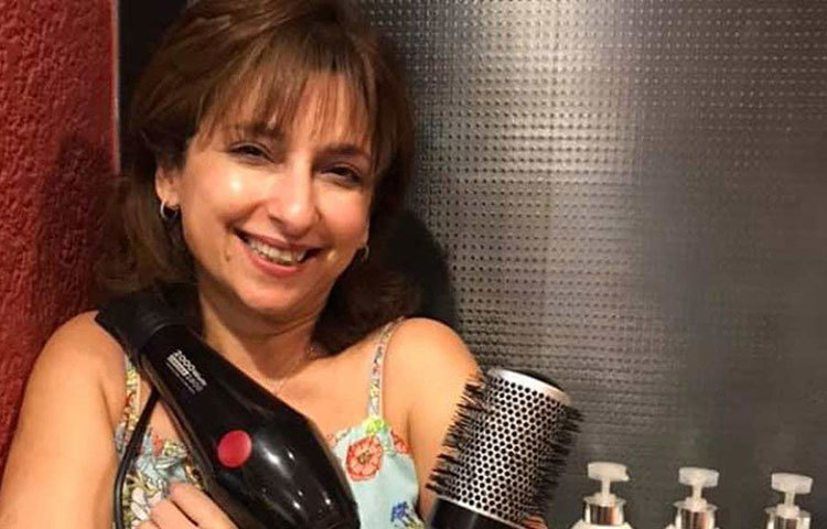 ক্যারিয়ারের পাশাপাশি স্বামী এবং দুই মেয়েকে নিয়ে ব্যস্ত পারভিন। বলিউডে নায়িকা হওয়ার দৌড়ে সামিল না হয়ে খুঁজে নিয়েছেন নিজের পছন্দের বৃত্ত। সোশ্যাল মিডিয়াতেও তিনি বেশ সক্রিয়। নিয়মিত শেয়ার করেন থিয়েটার ও হেয়ার ড্রেসিং-এ তার কাজের ছবি।