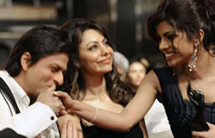 এমনকি, শাহরুখকেও নাকি প্রিয়ঙ্কার সঙ্গে অভিনয় করতে দেননি গৌরী। প্রিয়াঙ্কার সঙ্গে অভিনয় করলে বিবাহবিচ্ছেদের হুমকিও নাকি দেন গৌরী। নিজের ভাবমূর্তি স্বচ্ছ রাখতে আগ্রহী শাহরুখ বাধ্য হন গৌরীর দাবিতে সায় দিতে।