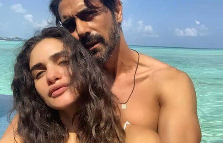 তবে অর্জুন লিভ ইন করেন দক্ষিণ আফ্রিকার মডেল গ্যাব্রিয়েলার সঙ্গে। আইপিএল পার্টিতে তাদের আলাপ হয়। টুর্নামেন্টে গ্যাব্রিয়েলা চিয়ারলিডার ছিলেন। শোনা যায়, মেহর জেসিয়ার সঙ্গে বিচ্ছেদের আগেই অর্জুনের সঙ্গে সম্পর্কের জেরে সন্তানসম্ভবা হয়ে পড়েছিলেন গ্যাব্রিয়েলা। ২০১৯-এ জন্ম নেয় তাদের সন্তান।