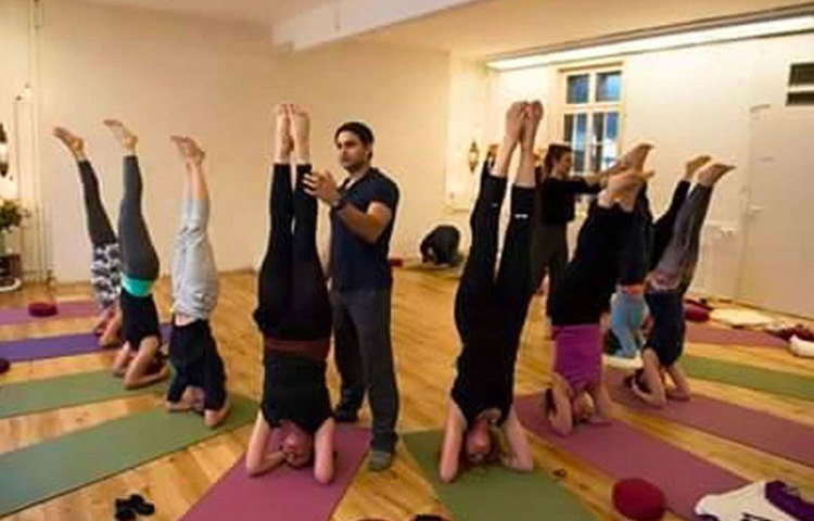 সেই প্যাশন ছিল যোগাভ্যাস। এবার নকুল যোগগুরু হয়ে পাড়ি দেন কানাডা। সেখানেই ভ্যাঙ্কুভার শহরে তিনি যোগগুরু বলে পরিচিত। তার ‘ডিভাইন লাইট’ প্রতিষ্ঠানে নকুলের তত্ত্বাবধানে যোগচর্চা করেন বহু ছাত্রছাত্রী।