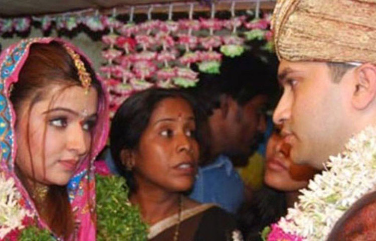 বিচ্ছেদের পরেও আরতি অভিনয়ে ফেরার চেষ্টা করেছিলেন। কিন্তু সফল হননি। ক্যারিয়ার এবং দাম্পত্য, দু’দিকেই বিধ্বস্ত হয়ে ক্রমশ অবসাদগ্রস্ত হয়ে পড়েন তিনি। সে সময় নিউজার্সিতে বাবা মায়ের সঙ্গে থাকতেন আরতি। কিন্তু বাবা মায়ের সান্নিধ্যও পারেনি তার মানসিক অবস্থার উন্নতি করতে।