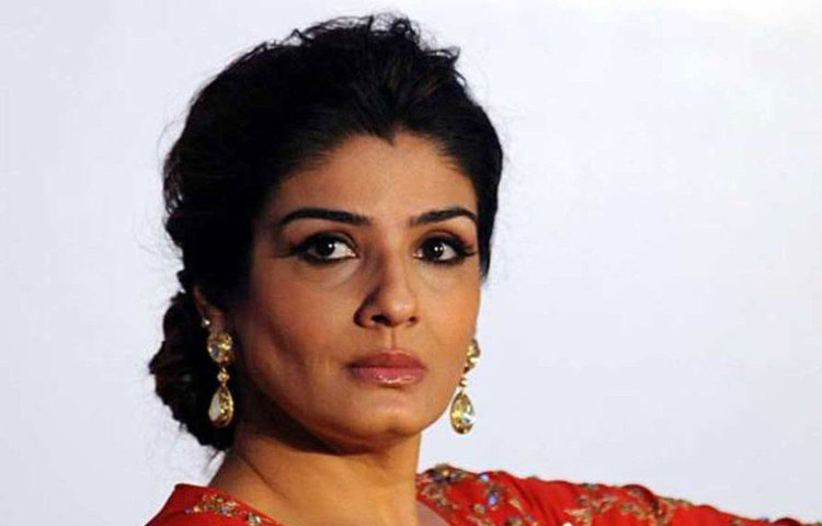 ১৯৯৯ সালের একটি সাক্ষাত্কারে রেখাকে নিয়ে বিস্ফোরক মন্তব্য করেন রাবিনা। রেখা নাকি অক্ষয় কুামরের প্রেমে পাগল ছিলেন, রাবিনা দাবি করেন এমনটাই। তাকে রীতিমতো সতর্ক করে আক্কির থেকে দূরে থাকার কথাও বলেন।