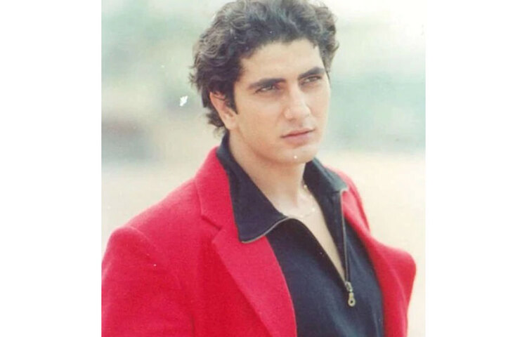 ‘মেহন্দি’ অভিনেতা ফরাজ খান গত ৪ নভেম্বর মারা যান। তার বয়স হয়েছিল ৫০। বুকে সংক্রমণের ফলে তার স্নায়ুজনিত সমস্যায় জর্জরিত ছিলেন তিনি।