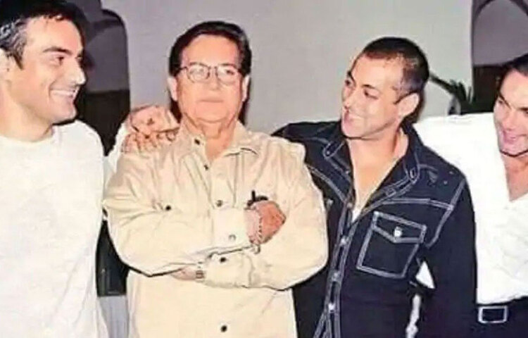 পূজাকে এই ফিল্মে নেওয়ার কথা যখন চলছিল, তখনো সেলিম খান তাকে বাদ দেয়ার কথা জানিয়েছিলেন। কারণ ওই ফিল্মে তার দুই ছেলে যুক্ত ছিলেন তাই সেলিম খান একেবারেই চাইছিলেন না তার কোনো এক ছেলের সঙ্গে পূজার নাম জড়িয়ে যাক।