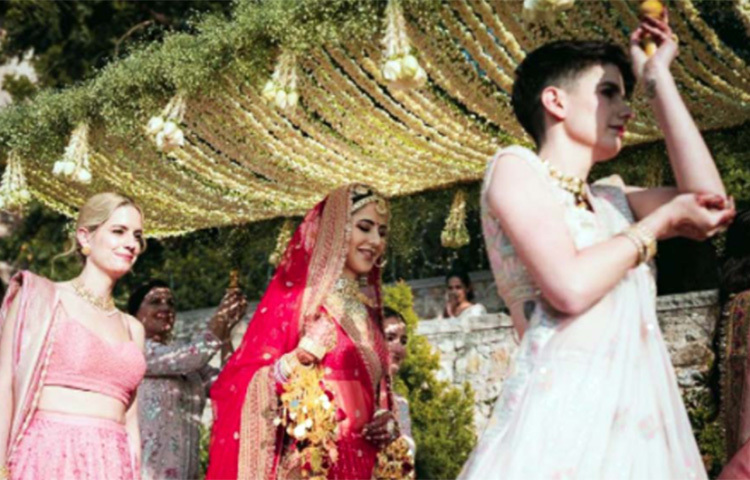 প্রাক্তন প্রেমিকদের পাশাপাশি বলিউডের প্রথম সারির অন্য অভিনেতা অভিনেত্রীও ছিলেন অতিথি। তারা কী দিলেন ভিক্যাট-কে? জেনে নেওয়া যাক। ছবি: সংগৃহীত