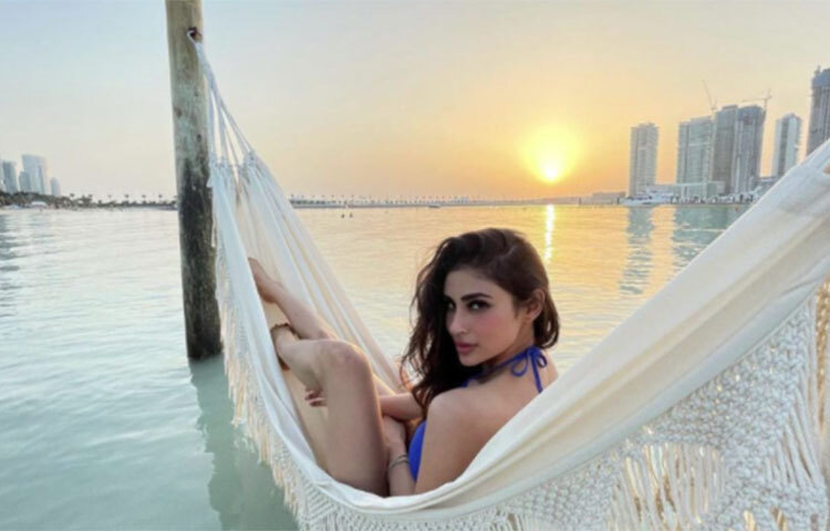 বেড়াতে ভালোবাসেন সুরজ, পশুপ্রেমীও। প্রেমিকা মৌনিকেও জন্মদিনে একটি কুকুর ছানা উপহার দিয়েছিলেন। ছবি: সংগৃহীত