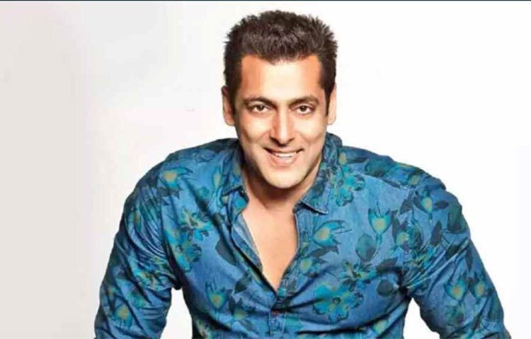 সালমানের এতো প্রশংসা তো করলেন। তবে একসঙ্গে কাজে বাধা কোথায়? এই বাউন্সারও সতর্কভাবে এড়িয়ে গিয়েছেন। উল্টে বলেছেন, ‘‘আমার জীবনে সালমান অত্যন্ত গুরুত্বপূর্ণ অংশজুড়ে রয়েছেন। আজ আমি যে জায়গায় পৌঁছতে পেরেছি, তার জন্য সালমানের হাত রয়েছে। ওর জন্য সব সময় শ্রদ্ধা থাকবে। তবে বল এখন ওর কোর্টে। সালমানকেই স্থির করতে হবে, আমার সঙ্গে কাজ করবেন কি না!’’ ছবি: সংগৃহীত