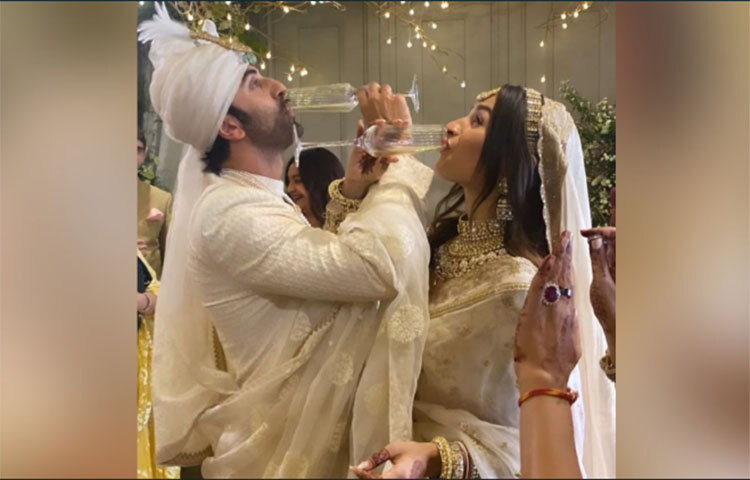 আজ বেসামাল হলে কোনো বাধা নেই। আনুষ্ঠানিকভাবে তারা দুজনে দুজনার। উদযাপন মধুময় করতে তাই চুমুক শ্যাম্পেনে। ছবি: সংগৃহীত