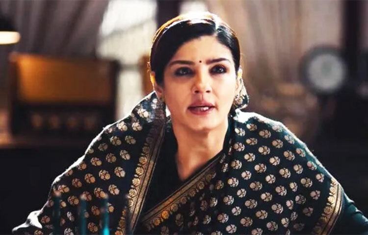 ছবিতে প্রধানমন্ত্রী ‘রামিকা সেন’-এর ভূমিকায় অভিনয় করার জন্য প্রায় ২ কোটি রুপি পারিশ্রমিক নিয়েছেন বলিউডের এক সময়ের সামনের সারির নায়িকা রাবিনা ট্যান্ডন। ছবি: সংগৃহীত