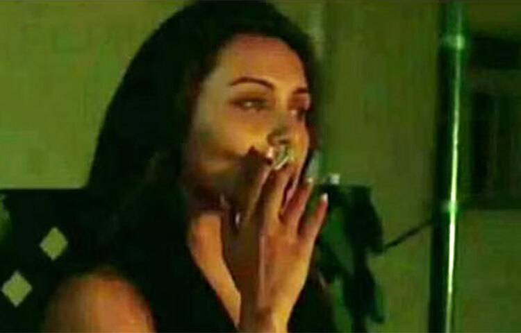 তার সকাল শুরু হয় সিগারেট দিয়ে। একটা দিনও ধূমপান না করে তিনি থাকতে পারেন না। তিনি হলেন রানি মুখার্জি। ছবি: সংগৃহীত