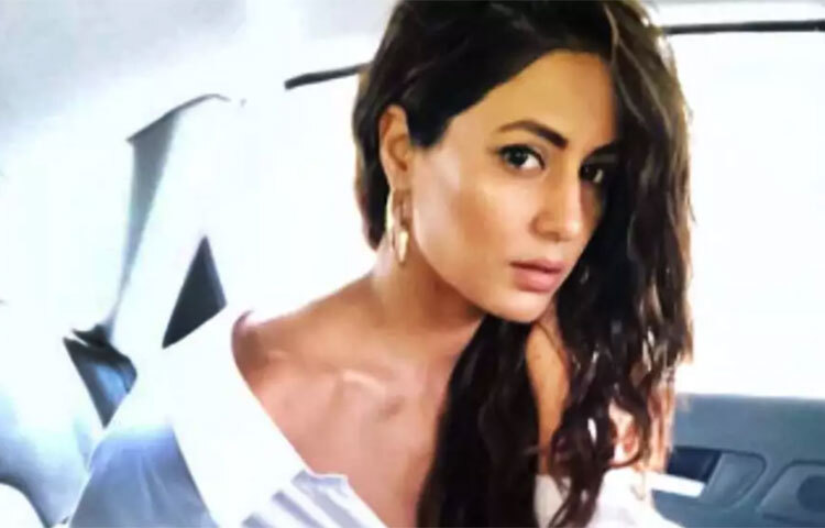 ক্যান্সার রোগীদের নিয়ে একটি অনুষ্ঠানে অভিনেত্রী হিনা খান উপস্থিত ছিলেন। তার পরনে ছিল ডেনিম জিনস্ এবং সাদা রঙের একটি অফ-শোলডার শার্ট। ছবি: সংগৃহীত