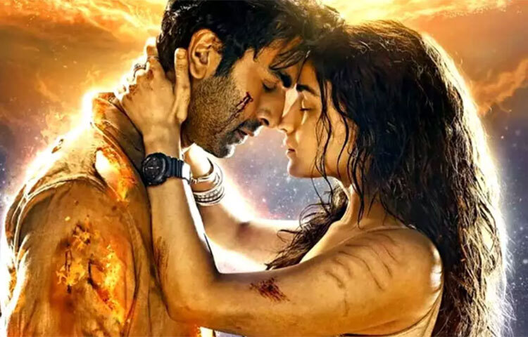 সম্প্রতি রণবীর-আলিয়া তাদের জীবনের এক নতুন অধ্যায় শুরু করেছেন এবং এই জুটি অভিনীত ‘ব্রহ্মাস্ত্র’ ছবিটি দীর্ঘ অপেক্ষার পর মুক্তি পেতে চলেছে বড় পর্দায়। ছবি: সংগৃহীত