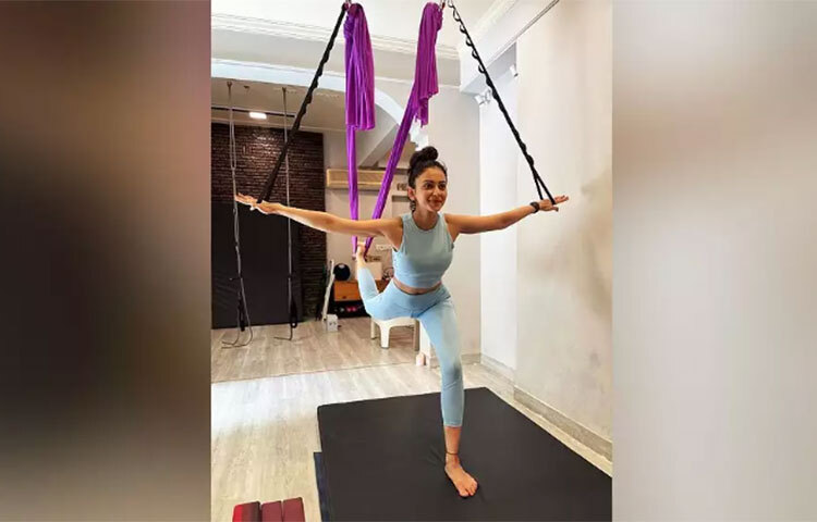 অভিনেত্রী রকুল প্রীতও নিয়মিত যোগাসন চর্চা করেন। ইনস্টাগ্রামে রকুল প্রায়ই তার ‘ফিটনেস ডায়েরি’-এর ঝলক তুলে ধরেন। ছবি: সংগৃহীত