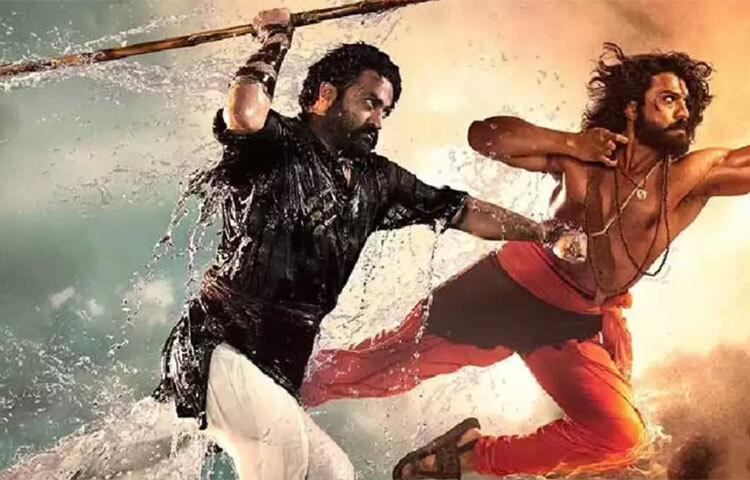 বক্স অফিস থেকে মোটা অংকের টাকা উপার্জন করে সুপারহিট ছবির তালিকার শীর্ষে রয়েছে ‘আরআরআর’। ছবির সাফল্যের পর অভিনেতা রামচরণ ইউনিটের প্রতিটি সদস্যকে হায়দরাবাদে নিজের বাড়িতে আমন্ত্রণ জানান। বাড়িতে ডাকার পর তাদের প্রত্যেককে মিষ্টি উপহার দিয়েছিলেন অভিনেতা। কিন্তু এর সঙ্গেও ছিল চমক। ছবি: সংগৃহীত