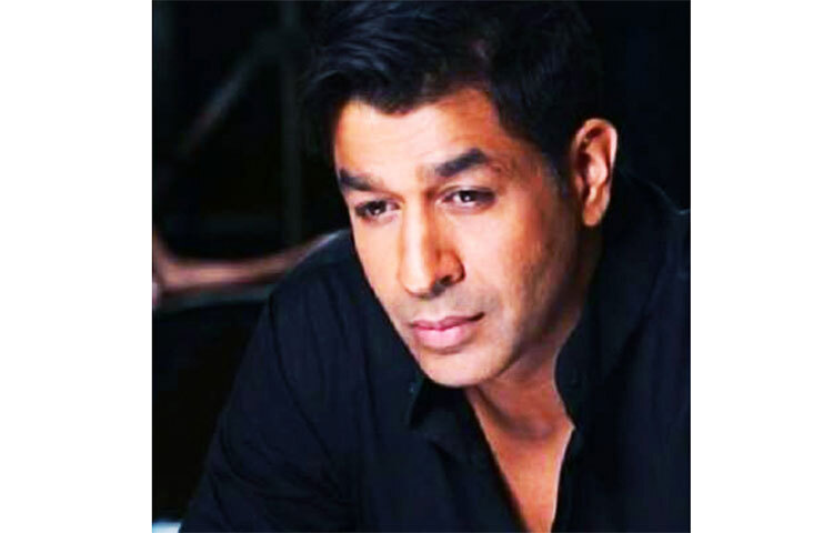 রজত তাকে হাসপাতালে নিয়ে যান। তবে মাথায় গুরুতর আঘাত লাগায় রাজেশকে বাঁচানো যায়নি। ছবি: সংগৃহীত