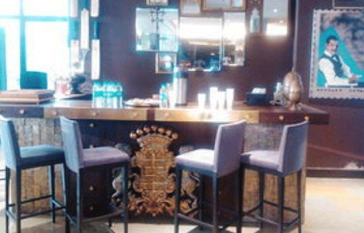 বাড়িতে একটা ব্যক্তিগত বারও রয়েছে। শিল্পা এবং রাজ দু’জনেই ক্রিকেটের ভক্ত। তাই বাড়ির এই অংশটা জনপ্রিয় ক্রিকেটারদের সই করা ব্যাট দিয়ে সাজিয়েছেন তারা।