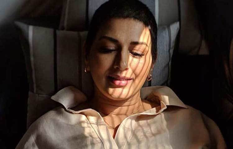 বাধ সাধল ক্যানসার। ২০১৮ সালের পর জীবনের এই কঠিন অধ্যায়েও এতটুকু মনোবল হারাননি তিনি। পাশে পেয়েছিলেন গোটা পরিবারকেই। নিউইয়র্কে চিকিত্সা চলাকালীন সোনালির সঙ্গে দেখা করতে গিয়েছিলেন একাধিক বলিউড তারকা। কখনো প্রিয় বন্ধু সুজান খান বা গায়ত্রী জোশীর সঙ্গে ছবি শেয়ার করেছিলেন সোনালি।