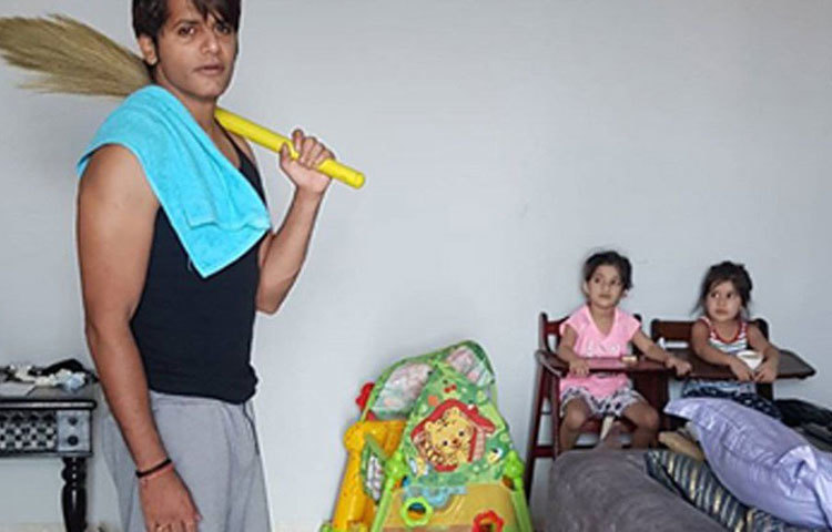 সেই ছবি শেয়ার করে সমস্ত পুরুষদের উদ্দেশে বার্তা দিয়েছেন, ‘বাড়িতে এই সময় পরিচারিকা নেই, বাচ্চাদের স্কুলও বন্ধ। তাই বাড়ির কাজে মহিলাদের সাহায্য করাটা খুবই জরুরি এই সময়ে।’