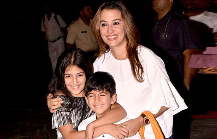 ২০০৬ সালে পেরিজাদ বিয়ে করেন শিল্পপতি বোমান রুস্তম ইরানিকে। মেয়ে জায়া এবং ছেলে জায়াদকে নিয়ে তাদের ভরপুর সংসার।