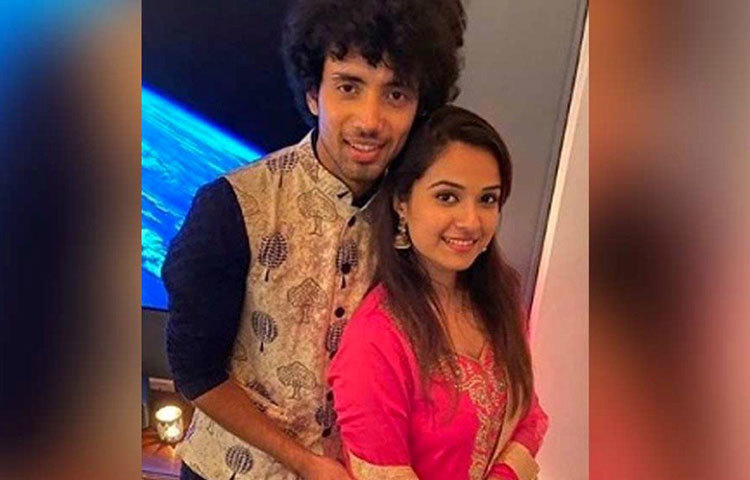 কিন্তু রোহন-দিশার মধ্যে ইদানীং নাকি টানাপড়েন চলছিল। অন্য এক অভিনেত্রীর সঙ্গে রোহের সম্পর্ক আছে বলে সন্দেহ করতেন রিয়া। পুলিশের দাবি, ওই রাতের পার্টিতেও দু’জনের মধ্যে তীব্র ঝগড়া হয়।