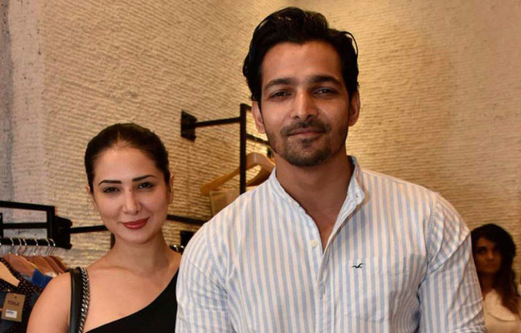 শোনা যায় কিম নাকি ডেট করছেন অভিনেতা হর্ষবর্ধন রানেকে। জন্মদিনের শুভেচ্ছা জানিয়ে তাকে কিম লেখেন, ‘হ্যাপি বার্থডে বেবি।’ সে কথা প্রকাশ্যে আসার পর থেকেই শুরু হয় গুঞ্জন।