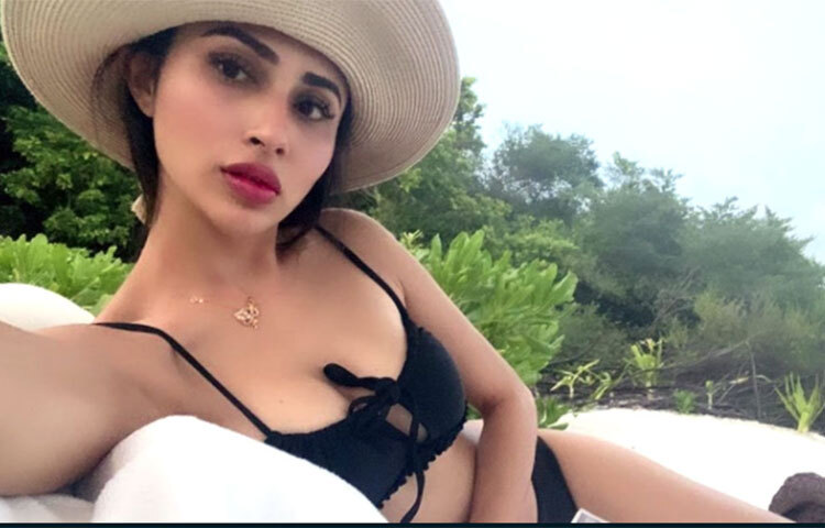 মৌনি এবং সুরজের বন্ধু মন্দিরা বেদী। তার বাড়িতেই প্রথম দেখা হয় তাদের। এবং প্রেমের সূত্রপাতও সেখান থেকে। ছবি: সংগৃহীত