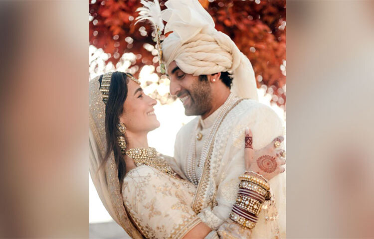 ঠিক এভাবেই আজীবন কাটুক রণবীর-আলিয়ার। পর্দার রোমান্স বাস্তব জীবনেও ছড়িয়ে পড়ুক। ছবি: সংগৃহীত