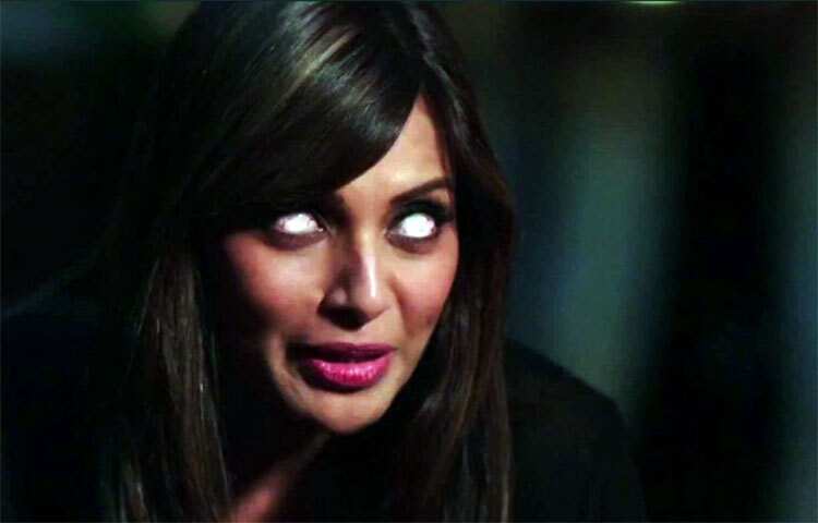 রাজকুমার বলেন, ‘শুটিংয়ের আগে আমাদের সাফ বলে দেওয়া হয়েছিল, সুগন্ধি মাখবেন না। মেয়েরা যেন চুল খুলে না রাখেন। এবং অবশ্যই একা বাইরে যাবেন না। আমরা রাত ৩টা পর্যন্ত ‘স্ত্রী’-র শুটিং করতাম। একবার আমাদের দলের লাইট বয় প্রায় ২০-৩০ ফুট উঁচুতে বসেছিল। আচমকা সেখান থেকে পড়ে যায় সে। এরপর চিৎকার করতে থাকে, ‘আমাকে কেউ ঠেলে ফেলে দিয়েছে।’ পড়ে গিয়ে এতটাই চোট পায় যে ওকে তিন-চার দিন হাসপাতালে থাকতে হয়েছিল। ওই ঘটনায় সকলেই ভয় পেয়ে গিয়েছিলাম।’ ছবি: সংগৃহীত