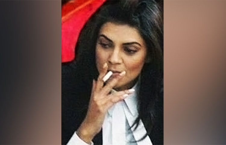 ইন্ডাস্ট্রিতে আসার পর সিগারেটই তার প্রিয় বন্ধু। কোনোভাবেই এই নেশা থেকে নিজেকে দূরে রাখতে চেষ্টা করেননি সুস্মিতা সেন। ছবি: সংগৃহীত