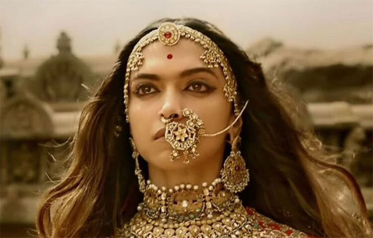 পদ্মাবত: বিশ্বের বক্স অফিস থেকে ৫৪০ কোটি টাকা উপার্জন করে দ্বাদশ স্থান অধিকার করে রয়েছে ‘পদ্মাবত’ সিনেমাটি। আলাউদ্দিন খলজি ও রাজপুত সম্রাট রতন সিংহের সংঘর্ষের উপর এই সিনেমাটি তৈরি হয়েছে। ছবি: সংগৃহীত