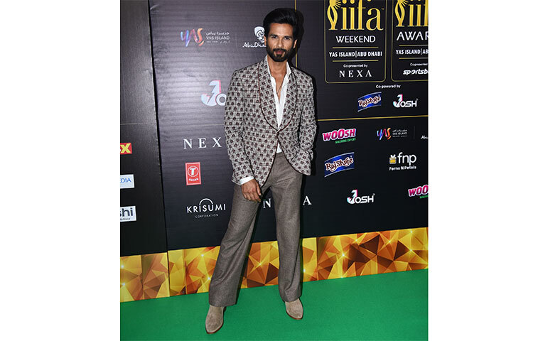 স্মার্ট সুকে হাজির শহিদ কাপুর। ছবি: সংগৃহীত