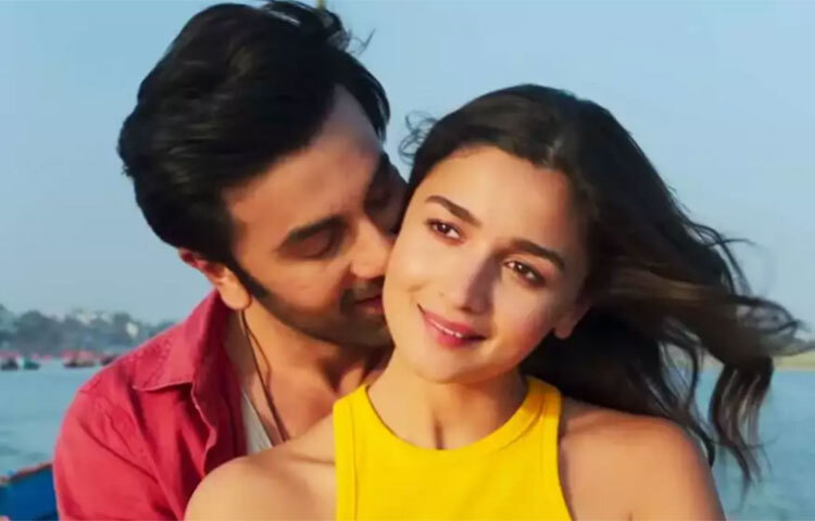 পরিবার সূত্রে, ইন্ডাস্ট্রির সঙ্গে রণবীর-আলিয়ার পরিচয় বহু দিনের। রণবীরকে প্রথম ২০০৭ সালে ‘সাওয়ারিয়া’ ছবিতে অভিনয় করতে দেখা গেলেও আলিয়ার প্রথম ছবি মুক্তি পায় ২০১২ সালে। ছবি: সংগৃহীত