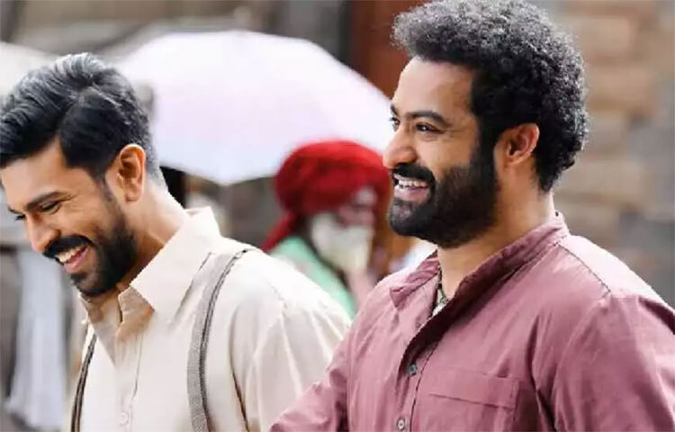 মিষ্টির সঙ্গে ৫০ থেকে ৬০ হাজার রুপি মূল্যের স্বর্ণমুদ্রাও উপহার দিয়েছিলেন রামচরণ। জানা গিয়েছে, প্রতিটি স্বর্ণমুদ্রার ওজন ১১.৬ গ্রাম। এই স্বর্ণমুদ্রাগুলো কিনতে মোট ১৮ লাখ রুপি খরচ করেছেন। ছবি: সংগৃহীত