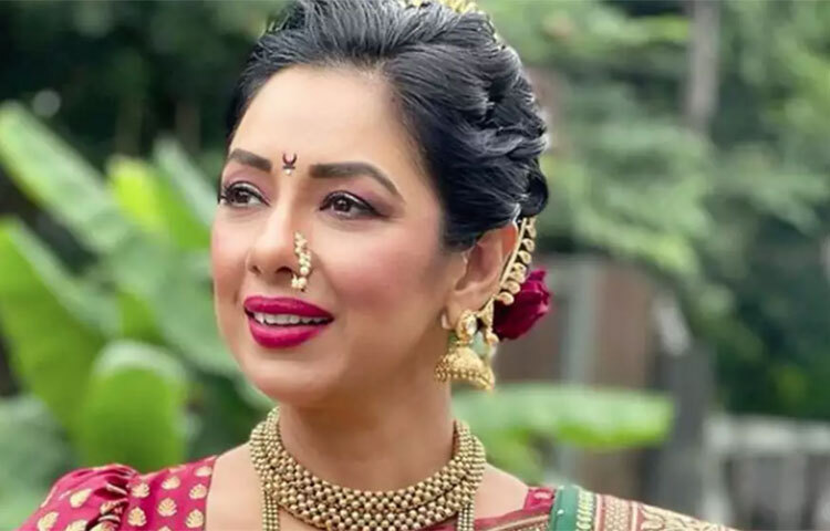 এরপর রূপালিকে ‘সঞ্জীবনী’, ‘বা, বহু ওউর বেবি’, ‘সারাভাই ভার্সেস সারাভাই’, ‘কহানি ঘর ঘর কি’-সহ বহু জনপ্রিয় ধারাবাহিকে অভিনয় করতে দেখা যায় রূপালি। কিন্তু অভিনেত্রী যখন তার ক্যারিয়ারের শীর্ষে, তখনই ছোটপর্দা থেকে সাময়িক অবসর নেওয়ার সিদ্ধান্ত নেন তিনি। ছবি: সংগৃহীত