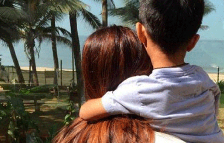 সমু্দ্রেরর একেবারে তীরে রয়েছে তাদের স্বপ্নের বাড়ি। বাড়ির বাইরে এবং ভিতর- সব জায়গা থেকেই প্রাকৃতিক সৌন্দর্যকে উপভোগ করা যায়। সে কারণে পুরো বাড়িতেই বড় বড় কাচের জানলা রেখেছেন শিল্পা।