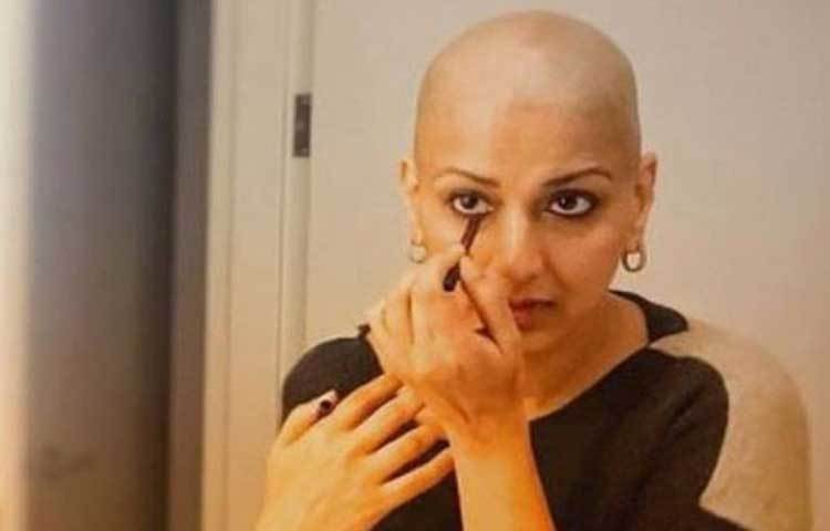 ক্যানসারের কেমোথেরাপি কেড়ে নিয়েছিল সোনালির মাথার চুল। কিন্তু সে অবস্থাতেও প্রকাশ্যে এসেছেন তিনি। নিজেকে লুকিয়ে রাখেননি। বরং সাহস দিয়েছেন অন্যদেরও। তাকে দেখে যাতে অন্য ক্যানসার আক্রান্তেরা সাহস সঞ্চয় করতে পারে, সেই চেষ্টাই করেছেন প্রতিদিন। সোনালির এমন ভূমিকাকে কুর্নিশ জানিয়েছেন সকলে।