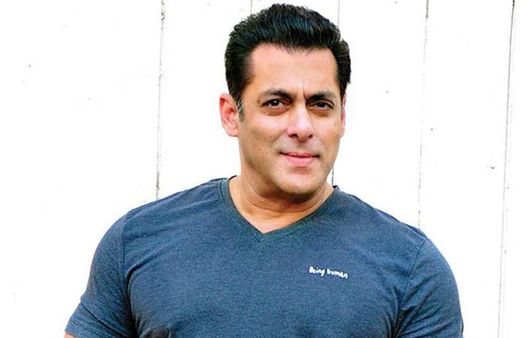 ক্ষোভে পাগল হয়ে যান সলমন। সে সময় সালমানের সঙ্গেই লিভইন করতেন ক্যাট। তার সমস্ত জিনিসপত্র নিজের বাড়ি থেকে বের করে দেন সালমান। ব্রেক আপ হয়ে যায় তাদের।