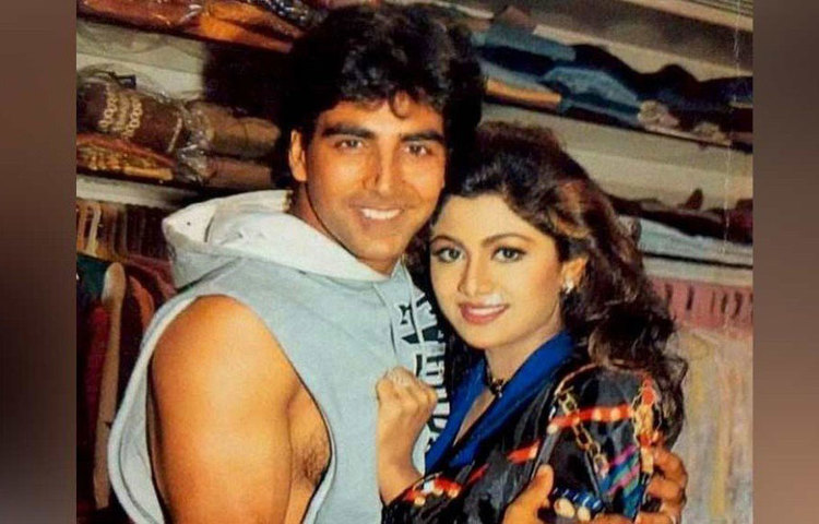 সেই সময় অক্ষয়ের নাম জড়িয়ে পড়ে শিল্পা শেটির সঙ্গে। অক্ষয়ের সঙ্গে শিল্পার নাকি অফ স্ক্রিন রোম্যান্স শুরু হয়ে গিয়েছে তখন। তার সঙ্গে অন স্ক্রিন রোম্যান্সে শিল্পাকে পছন্দ করতে শুরু করেন দর্শক।