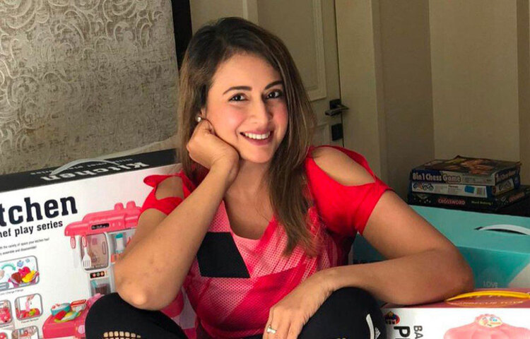 তার কথায়, যে রকম সুযোগ তিনি পেয়েছেন, তিনি অভিনয় করেছেন। তার বাড়ির কেউ এই ইন্ডাস্ট্রিতে ছিলেন না। ফলে নিজের সিদ্ধান্তে ভুল ছিল কোথাও কোথাও, সে কথাও স্বীকার করেন প্রীতি।