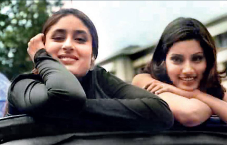 বিপাশা-কারিনার ঘনিষ্ঠরা অবশ্য বলেছিলেন, দুজনের ঝগড়া থামানোর ইঙ্গিত ছিল ওই ঘটনা। পুরনো ঘটনা ভুলে এবার দুজনেরই এগিয়ে যাওয়ার সময়। ছবি: সংগৃহীত