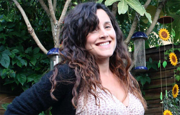 লন্ডনের নটিংহিলে ছোট্ট বাড়ি তার। সেখানেই স্বামী পরিচালক প্রযোজক ম্যাথিউ পারখিল, মেয়ে ইডেন এবং একটি পোষ্যকে অবসর কাটে তার। এরাই এখন রয়েছেন ভুবনের ‘গোরি মেমের’ ভুবনজুড়ে।