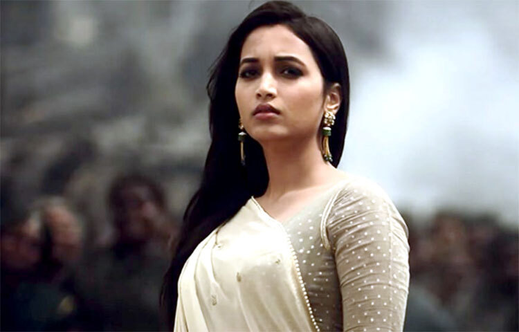 ‘রকি ভাই’-এর স্ত্রী ‘রিনা দেশাই’-এর চরিত্রে অভিনয় করা অভিনেত্রী শ্রীনিধি এই ছবির জন্য প্রায় ৪ কোটি রুপি পারিশ্রমিক নিয়েছেন। ছবি: সংগৃহীত