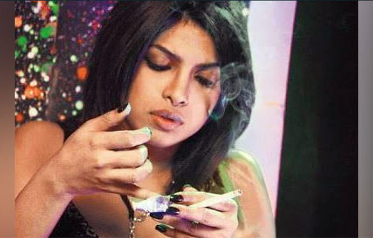 মা আর স্বামী নিক জোনাসের সঙ্গে ধূমপান করার ছবি দিয়ে অনুরাগীদের সমালোচনার মুখোমুখি হয়েছিলেন প্রিয়াঙ্কা চোপড়া। কিন্তু কে শোনে কার কথা? ছবি: সংগৃহীত