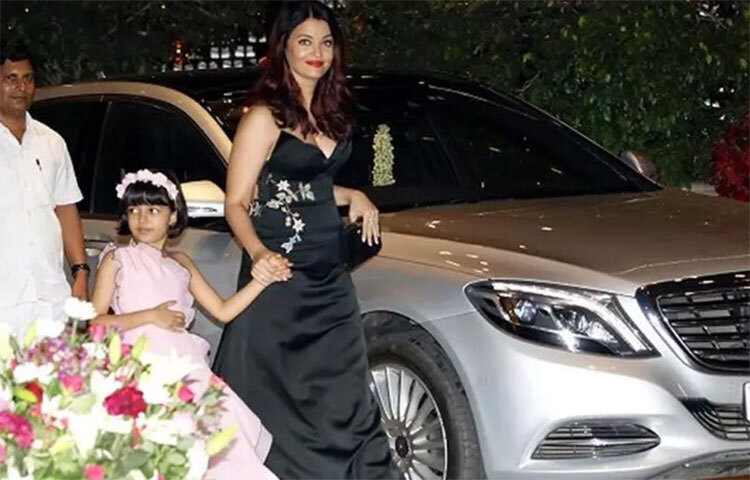 দামি গাড়ি কেনার শখও আছে ঐশ্বরিয়ার। তার বাড়ির গ্যারেজ লাইন দিয়ে দাঁড়িয়ে থাকে বিলাসবহুল গাড়ি। এর মধ্যে মার্সিডিজ বেঞ্জ, অডি, লেক্সাসের মত দামি দামি গাড়িও রয়েছে। ছবি: সংগৃহীত