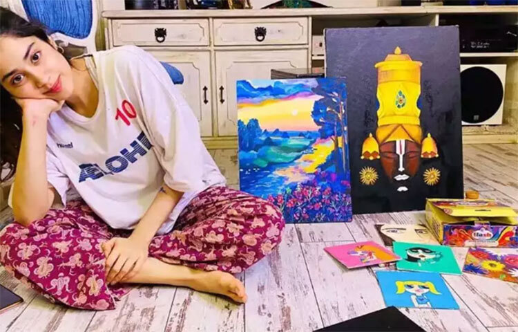 জাহ্নবী কাপুরও দুর্দান্ত ‘হ্যান্ড পেন্টিং’ করেন। হাতের খেলা ও রঙের প্রয়োগে তার আঁকা প্রতিটি ছবিই ভীষণ সুন্দর। ছবি: সংগৃহীত