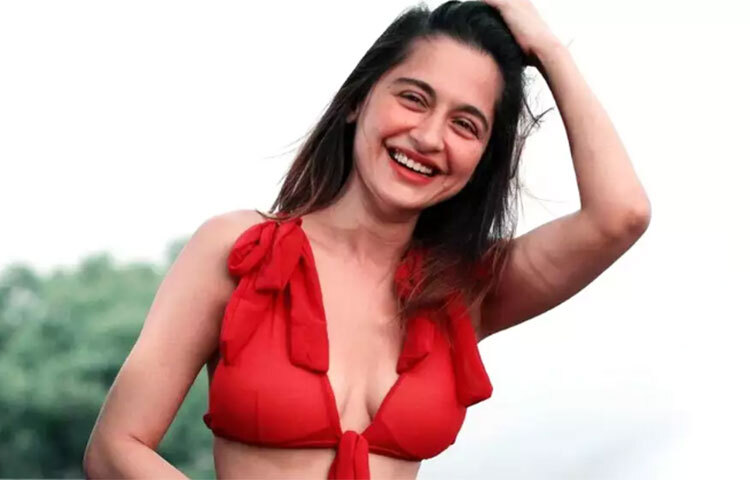 নেটমাধ্যমে মাঝেমধ্যেই উন্মুক্ত পোশাকে দেখা যায় অভিনেত্রী সঞ্জীদা শেইখকে। ধারাবাহিক থেকে বড় পর্দায় অভিনয়ের পাশাপাশি সঞ্জীদা খুব সুন্দর নাচও করেন। ছবি: সংগৃহীত