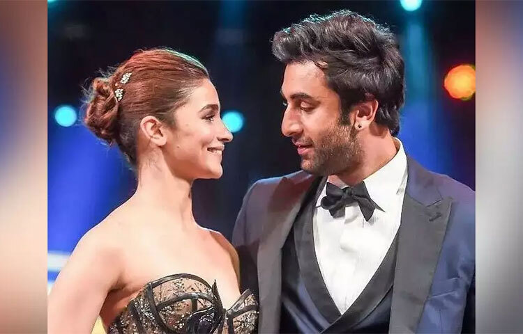 এক দিকে যেমন রণবীরকে খুব কম সিনেমায় অভিনয় করতে দেখা যাচ্ছে, অন্যদিকে আলিয়া একের পর এক হিট ছবি উপহার দিয়ে যাচ্ছেন দর্শকদের। অভিনয় জগতে রণবীরের পরে যাত্রা শুরু করেও বর্তমানে আলিয়ার উপার্জনই বেশি। ছবি: সংগৃহীত