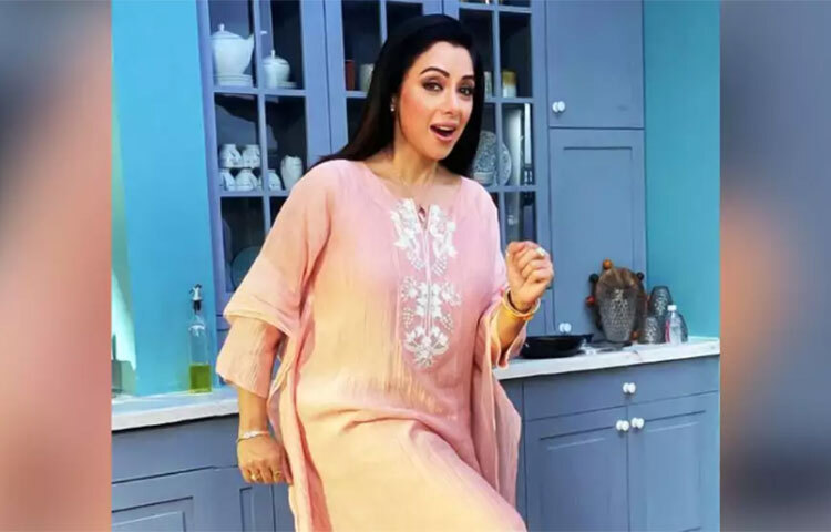 এই ছয় বছরে তার পরিবারের সঙ্গে, ছেলের সঙ্গে সময় কাটিয়েছেন রূপালি। সকলে তার এই সিদ্ধান্তে অবাক হয়ে গিয়েছিলেন। বহু নেতিবাচক মন্তব্যও শুনতে হয়েছিল অভিনেত্রীকে। ছবি: সংগৃহীত