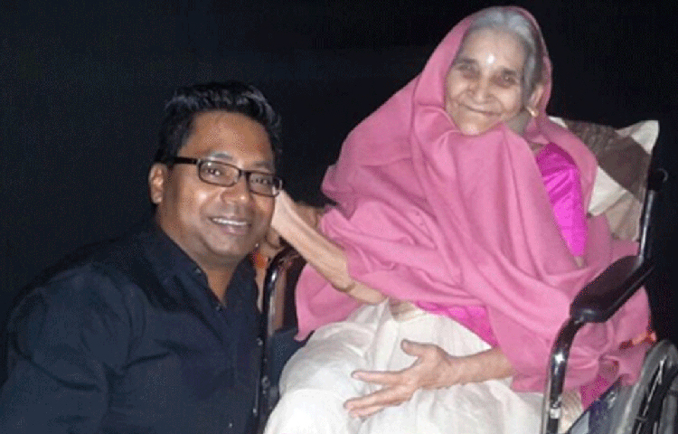 তার মৃত্যুর খবরে শোক প্রকাশ করেছেন পরিচালক রাজকুমার গুপ্ত। টুইটারে দুঃখ প্রকাশ করেছেন তার অনেক ভক্তেরা।