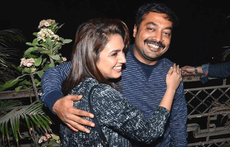 পরিচালক অনুরাগ কশ্যপ এবং কল্কি কেঁকলার সম্পর্ক জটিল হওয়ার পিছনে অভিনেত্রী হুমা কুরেশির অবদান রয়েছে, ইন্ডাস্ট্রিতে এমনই গুঞ্জন। তাদের ডিভোর্সের আগে থেকেই নাকি ক্রমশ হুমার ঘনিষ্ঠ হয়ে পড়েছিলেন অনুরাগ কশ্যপ। আর এই নিয়েই স্বামী-স্ত্রীর মধ্যে অশান্তি লেগে থাকত। তবে তাদের প্রেমের কথা কখনো অনুরাগ বা হুমা স্বীকার করেননি।